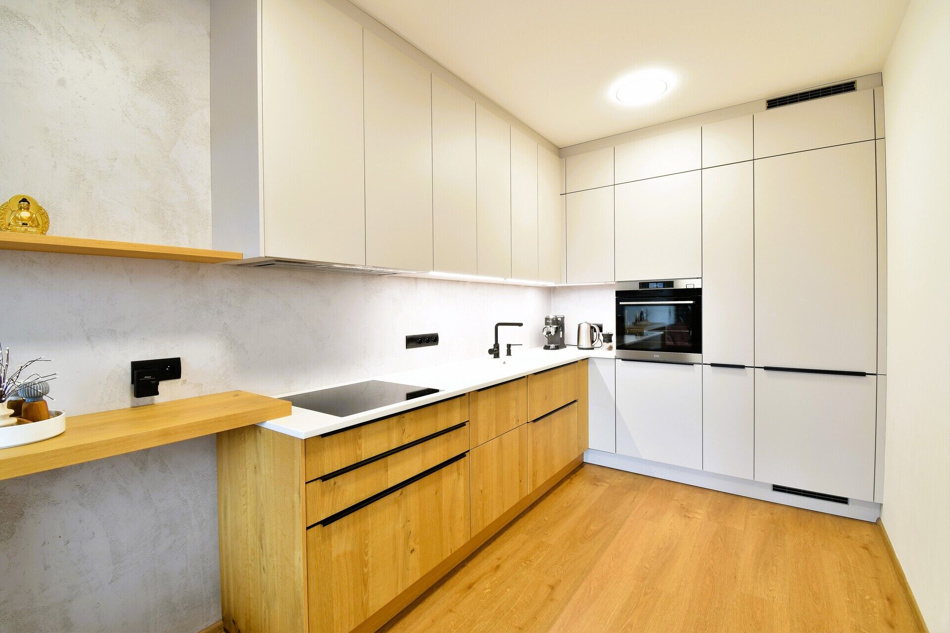 Pronájem vybaveného moderního bytu 3+kk s balkonem 18,5m2, zděným sklepem a garážovým stáním