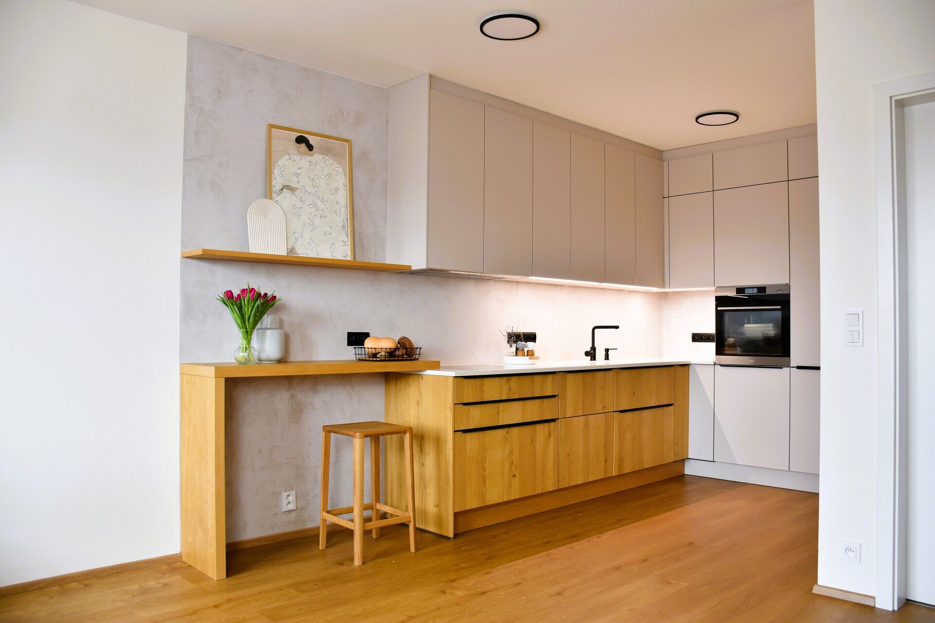 Pronájem vybaveného moderního bytu 3+kk s balkonem 18,5m2, zděným sklepem a garážovým stáním