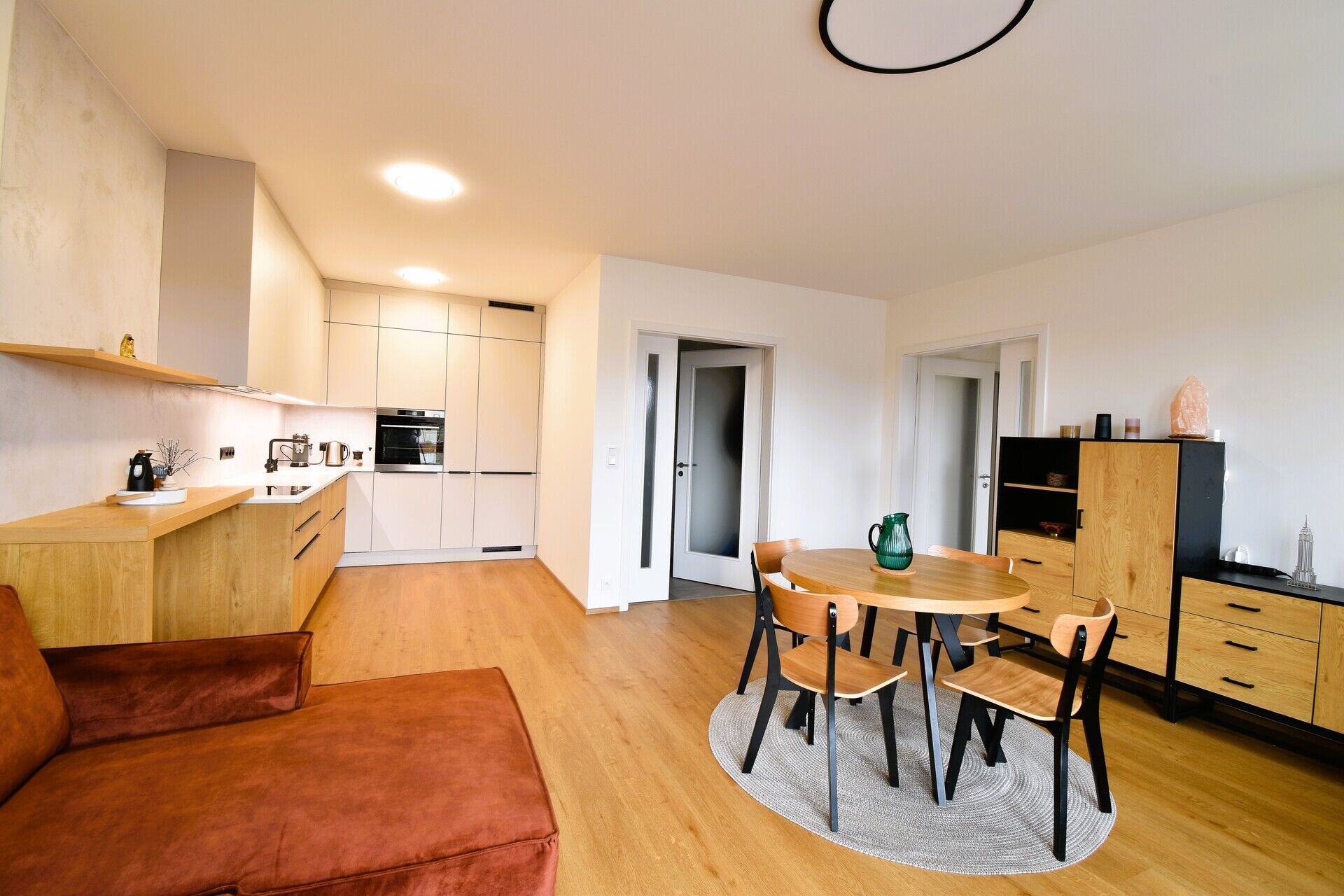 Pronájem vybaveného moderního bytu 3+kk s balkonem 18,5m2, zděným sklepem a garážovým stáním