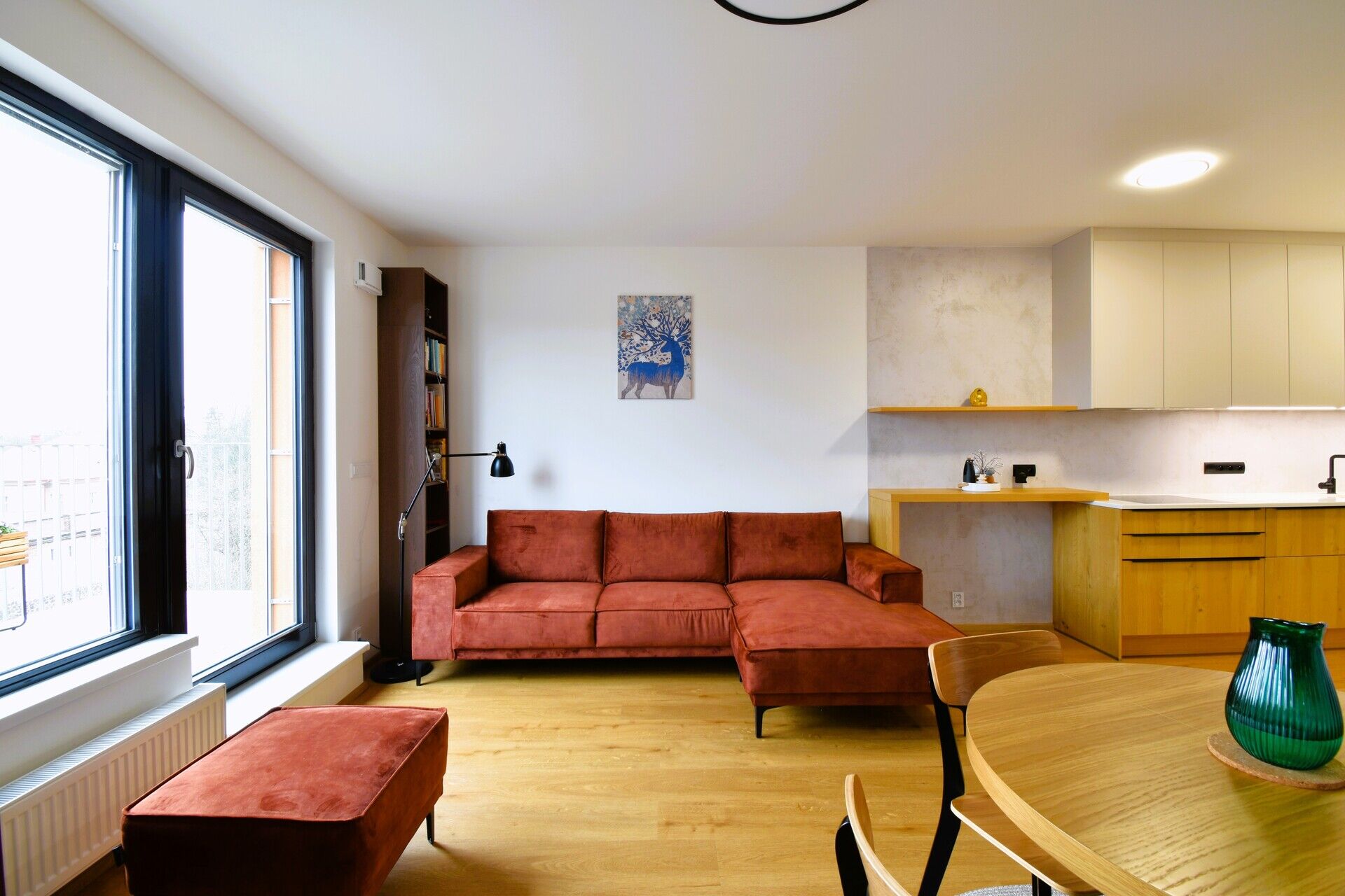 Pronájem vybaveného moderního bytu 3+kk s balkonem 18,5m2, zděným sklepem a garážovým stáním
