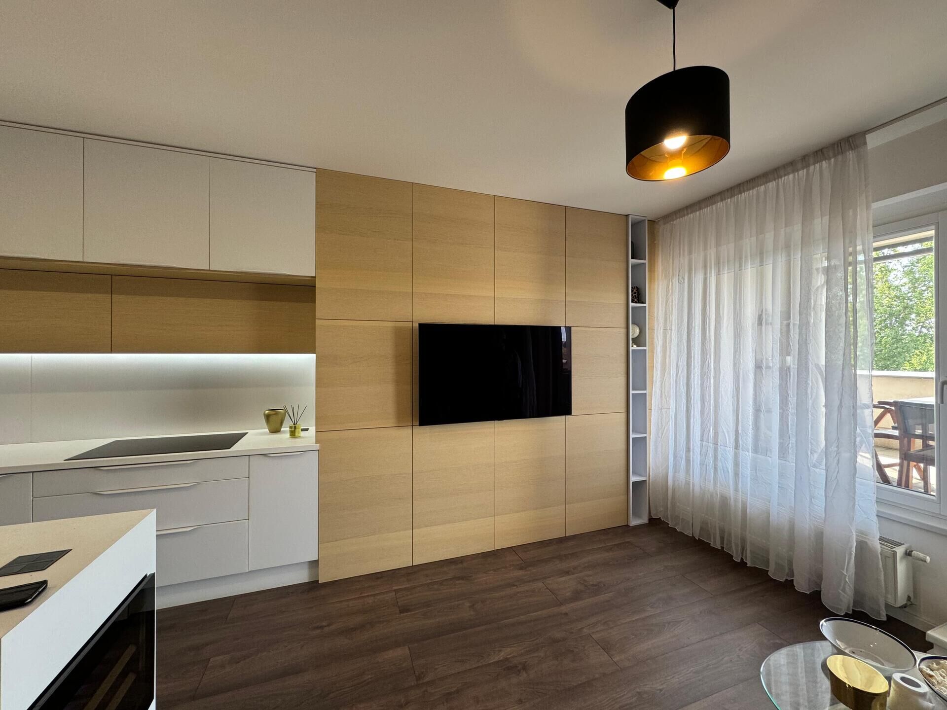 Pronájem luxusního bytu 3+kk (93m2) s terasou (30m2), garážové stání, sklep