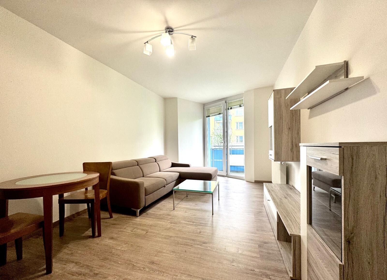 Pronájem vybaveného bytu 2+kk (45m2), s balkonem (3m2), garáží