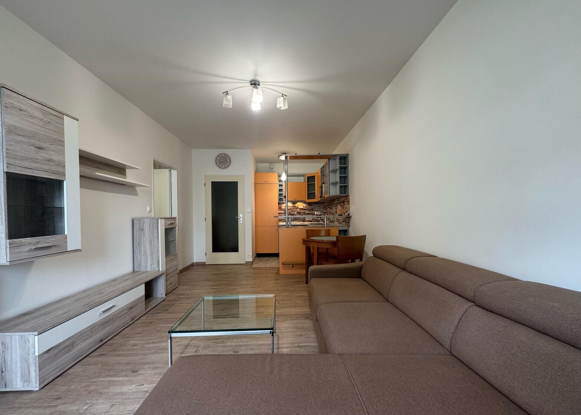 Pronájem vybaveného bytu 2+kk (45m2), s balkonem (3m2), garáží