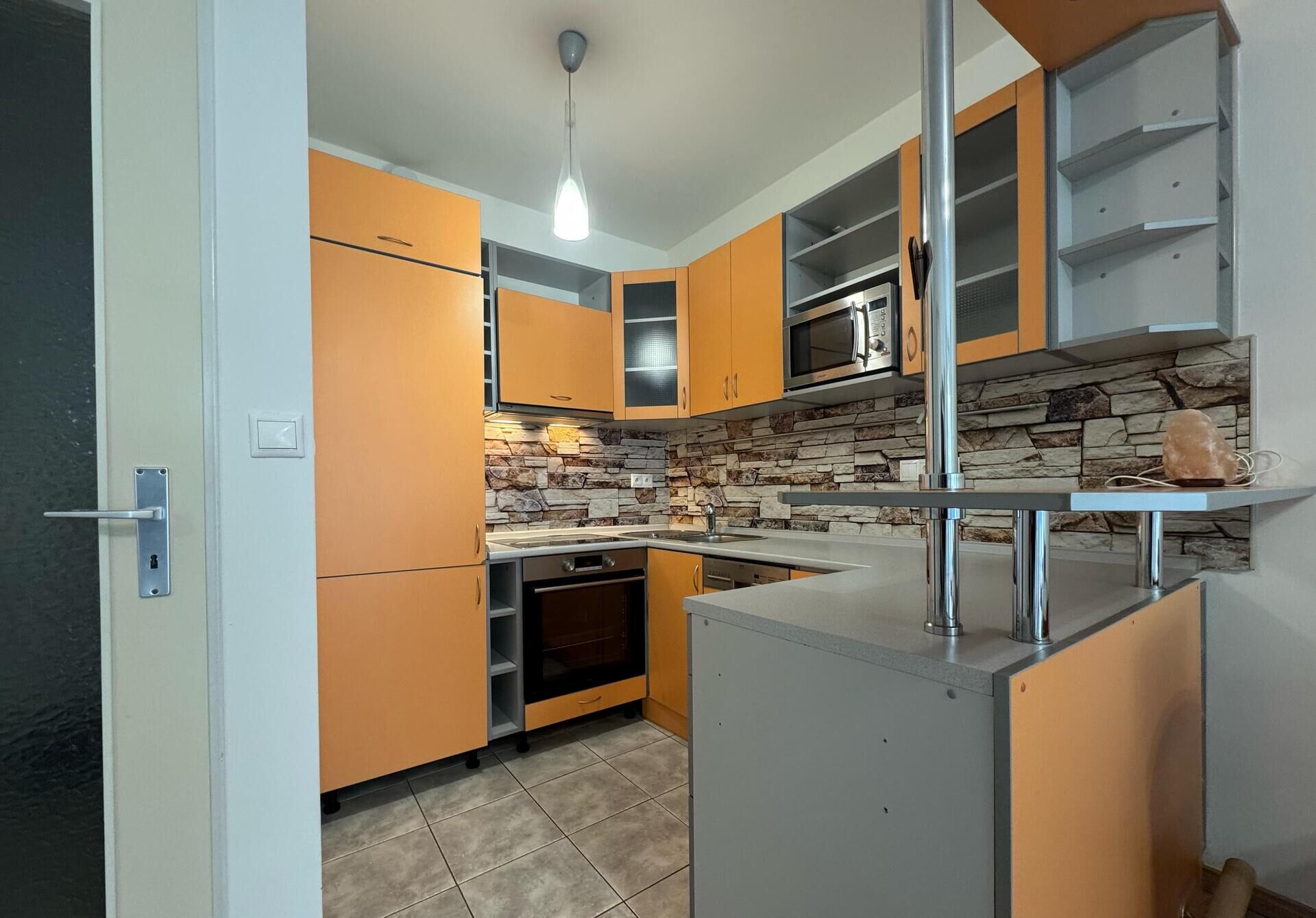 Pronájem vybaveného bytu 2+kk (45m2), s balkonem (3m2), garáží