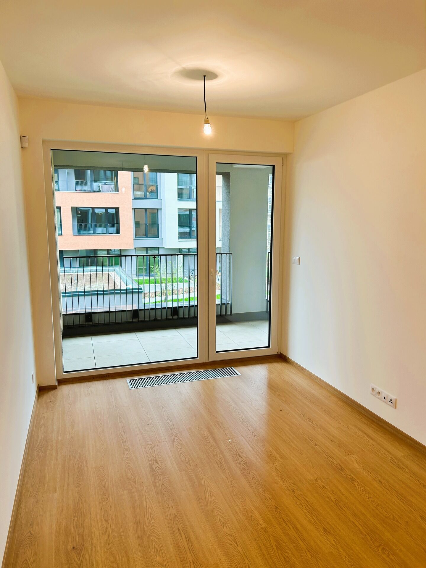Pronájem bytu 2+kk, 57m2, lodžie 10m2,sklep 6m2 - Domalípova