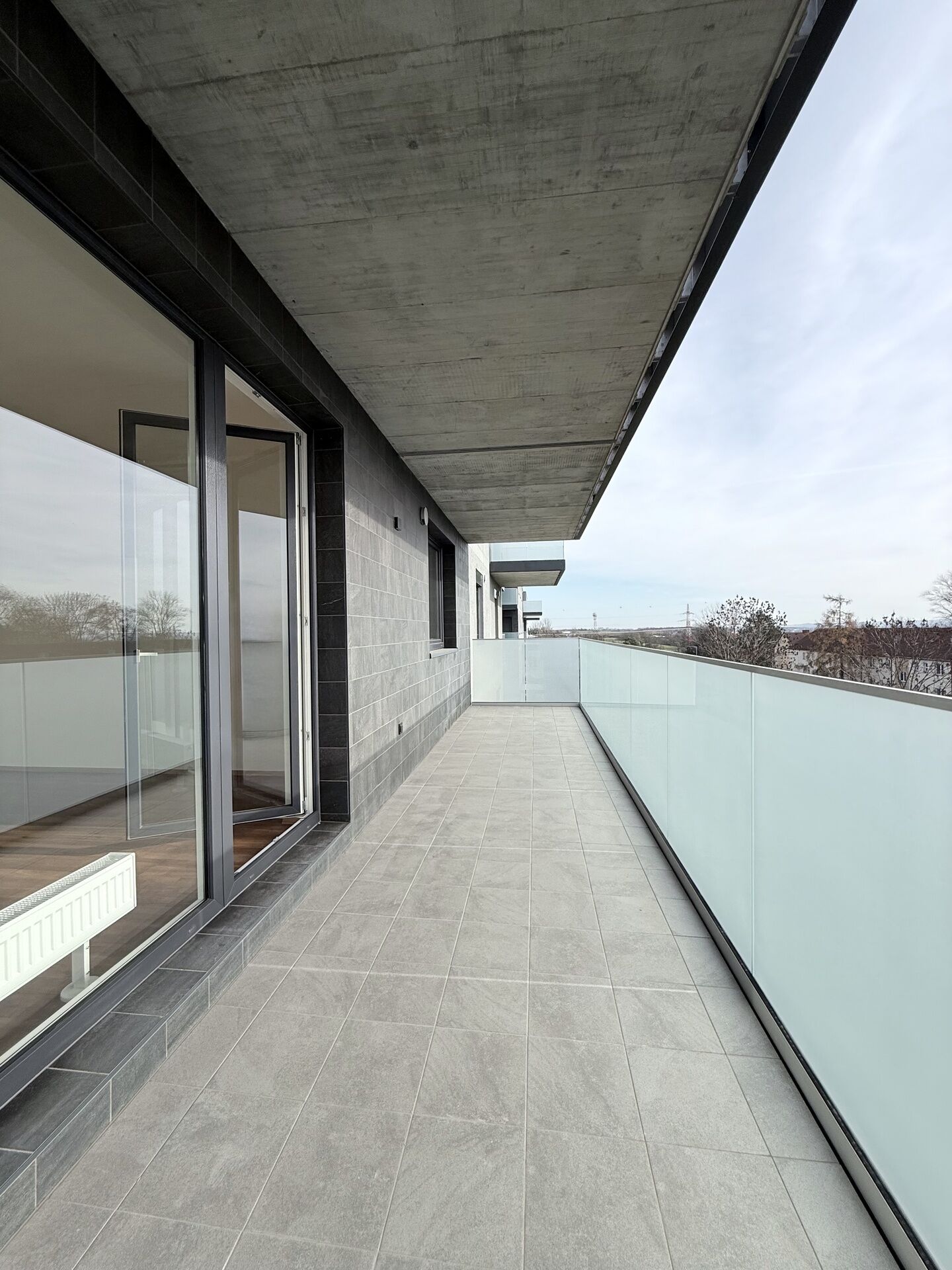 Pronájem bytu 2+kk (52,7m2) s balkonem (16,4m2), sklepem (6m2) a garážovým stáním