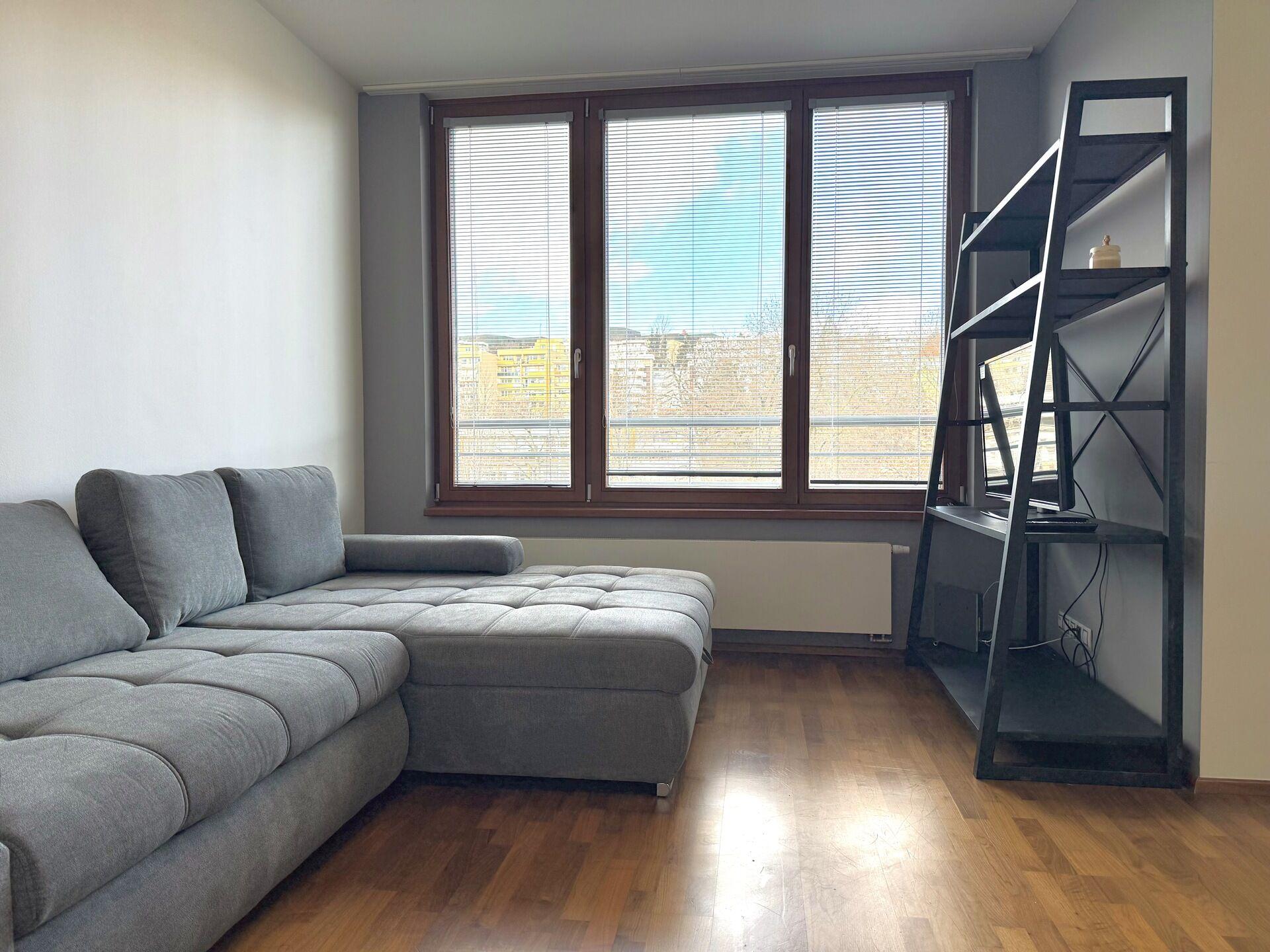 Pronájem 1+kk (36,2m2) s lodžií, sklepem a garážovým stáním, Patočkova, Praha 6