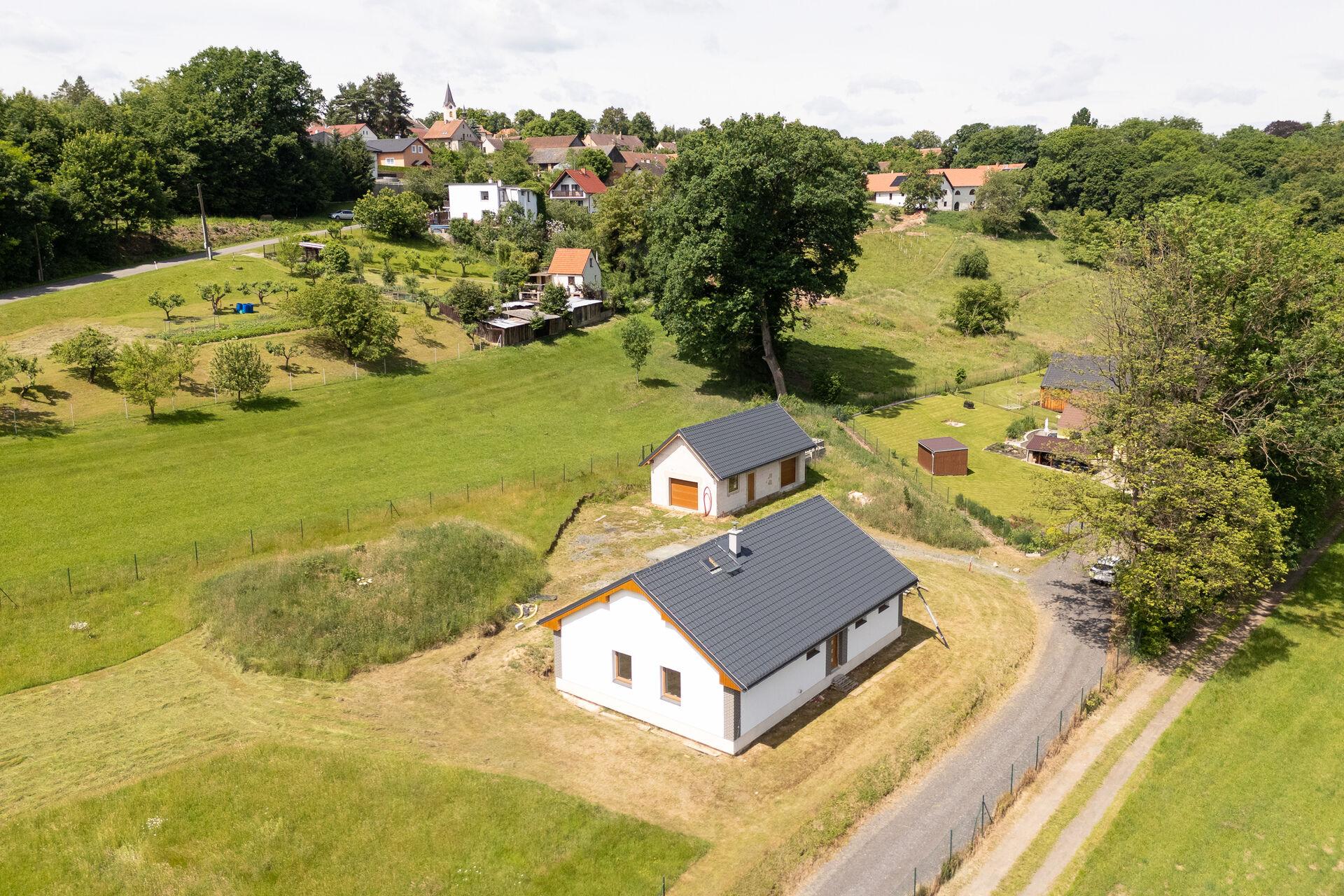 Moderní rozestavěný bungalov 4+kk s pozemkem 3 187 m² a garáží pro 2 auta