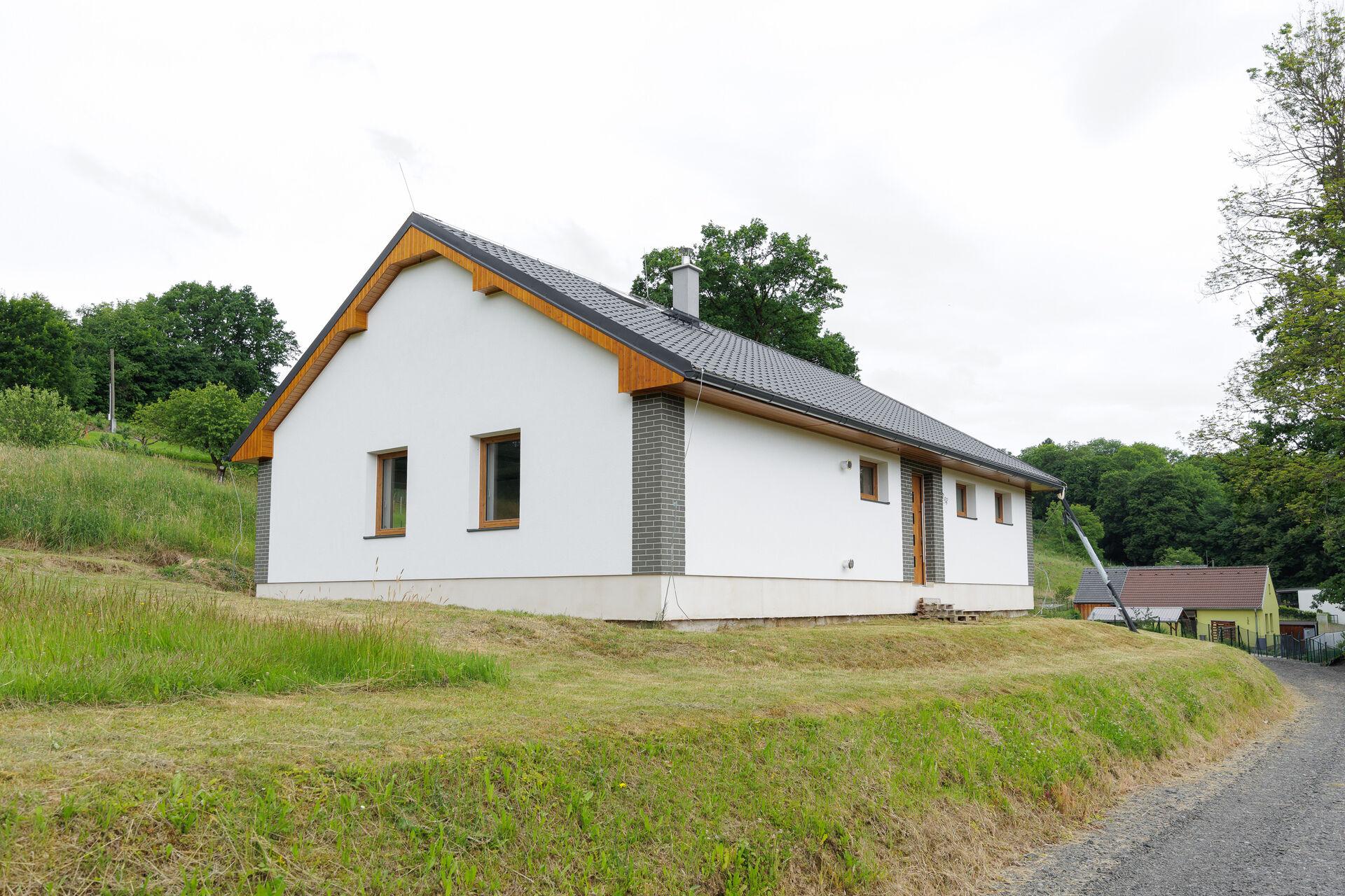 Moderní rozestavěný bungalov 4+kk s pozemkem 3 187 m² a garáží pro 2 auta