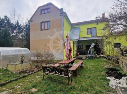 Pohled na dům ze dvora | Prodej - dům/vila, 112 m²