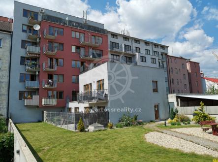 pohled na bytový dům ze zahrady | Pronájem bytu, 3+kk, 74 m²