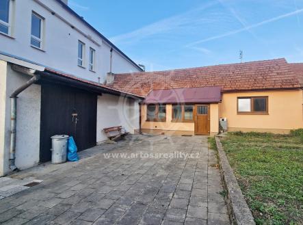 Pohled ze dvora | Pronájem - dům/vila, 82 m²