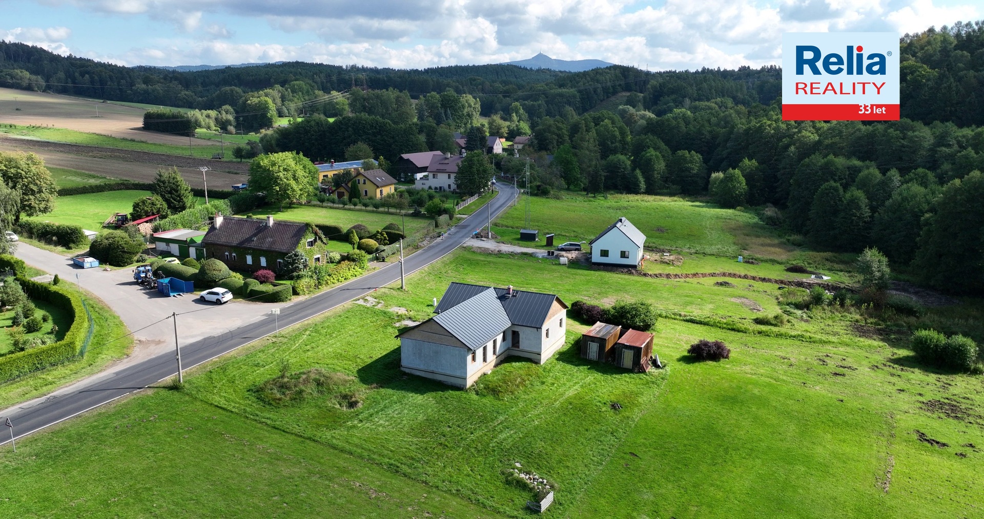Pohled na dům a okolí