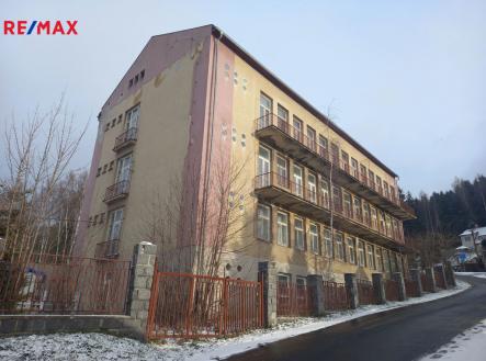 2. Pohled na objekt z ulice Dvořákova | Prodej - pozemek pro bydlení, 2 221 m²