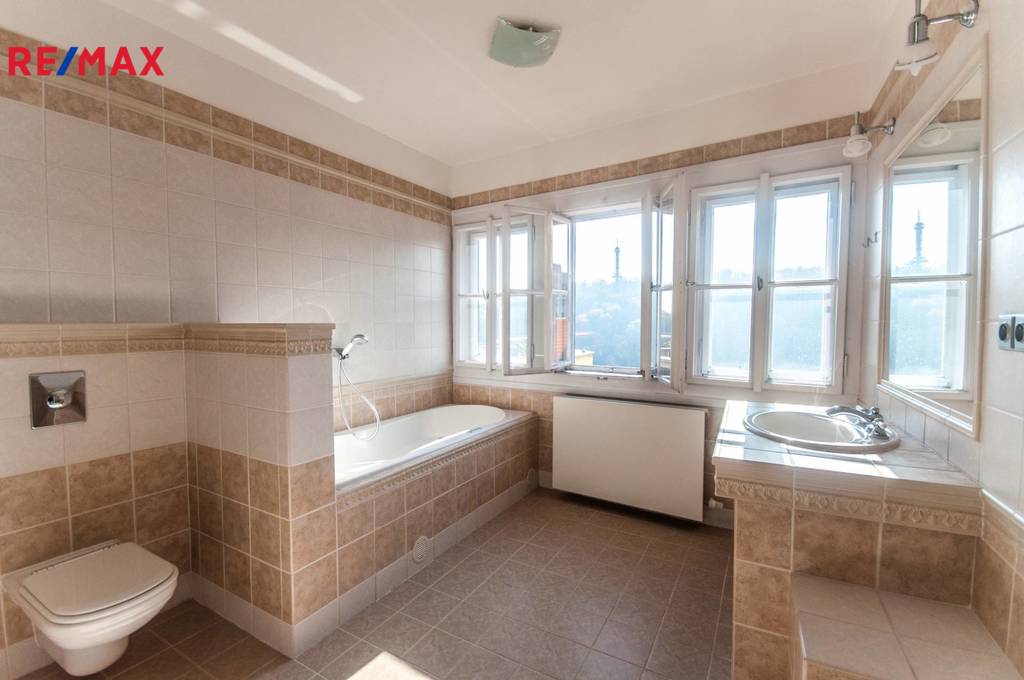 Koupelna v patře s výhledem na Petřín