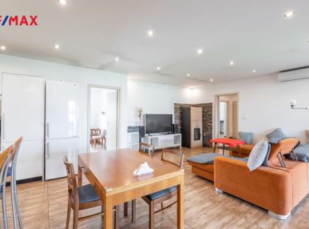 Obývací pokoj a kuchyňský kout | Pronájem - dům/vila, 175 m²