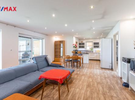 Obývací pokoj a kuchyňský kout | Pronájem - dům/vila, 175 m²