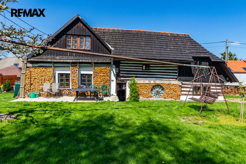 1. Pohled na chalupu ze zahrady