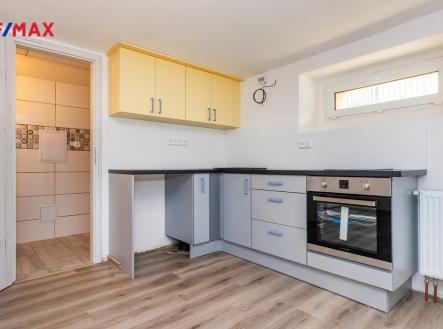 1. Kuchyňská linka v bytě | Pronájem bytu, 1+kk, 22 m²