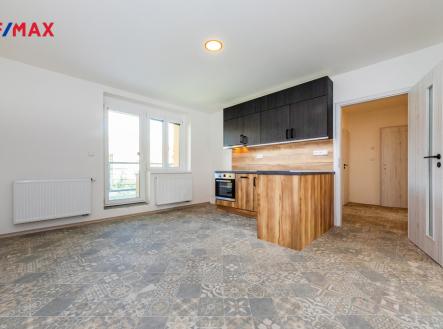 2. Obývací pokoj s kuchyňským koutem a vstupem na terasu | Pronájem bytu, 3+kk, 77 m²