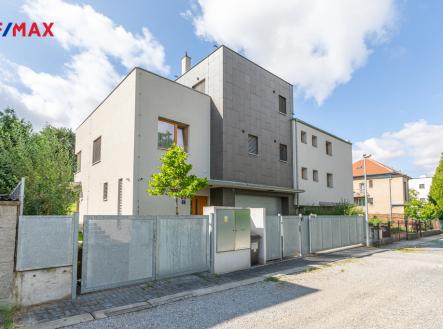 Pronájem - dům/vila, 339 m²