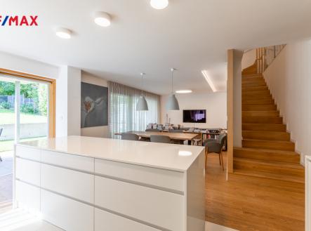 Pohled z kuchyňského koutu | Pronájem - dům/vila, 339 m²