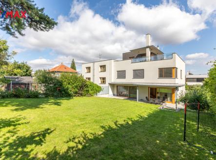 Pohled na vilu | Pronájem - dům/vila, 339 m²