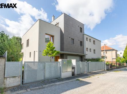 Pohled na vilu | Pronájem - dům/vila, 339 m²