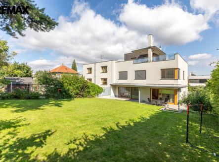 Pohled na vilu | Pronájem - dům/vila, 339 m²