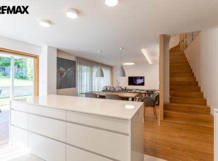 Pohled z kuchyňského koutu | Pronájem - dům/vila, 339 m²