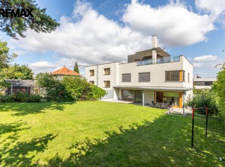 Pohled na vilu | Pronájem - dům/vila, 339 m²