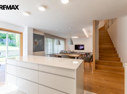 Pohled z kuchyňského koutu | Pronájem - dům/vila, 339 m²