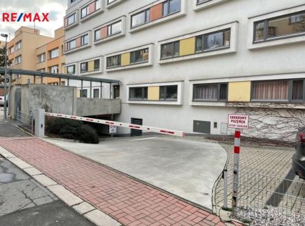 vjezd-do-podemnich-garazi.jpg | Pronájem - malý objekt/garáž