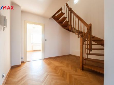 Hala se schodištěm | Pronájem bytu, 2+kk, 110 m²