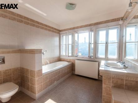 Koupelna v patře s výhledem na Petřín | Pronájem bytu, 2+kk, 110 m²