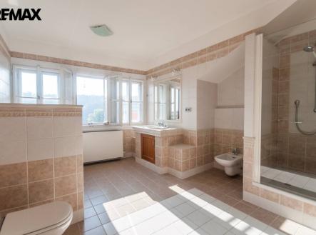 Koupelna v patře s výhledem na Petřín | Pronájem bytu, 2+kk, 110 m²