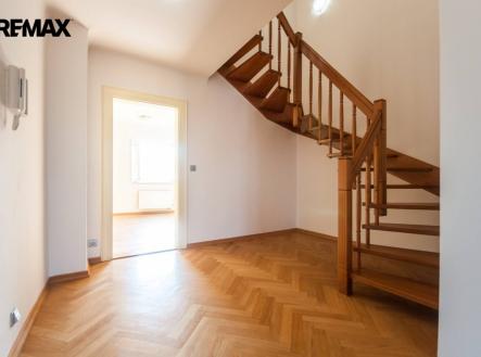 Hala se schodištěm | Pronájem bytu, 2+kk, 110 m²