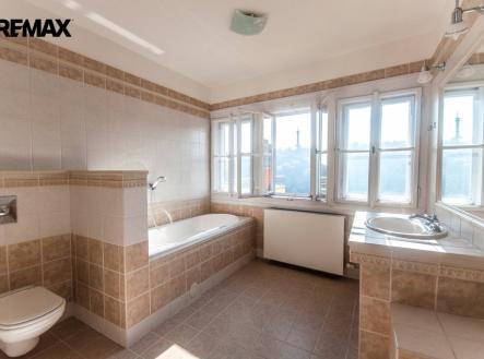 Koupelna v patře s výhledem na Petřín | Pronájem bytu, 2+kk, 110 m²