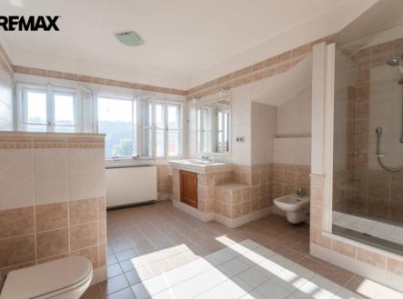 Koupelna v patře s výhledem na Petřín | Pronájem bytu, 2+kk, 110 m²