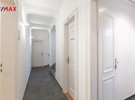 Chodba na patře | Pronájem - kanceláře, 14 m²