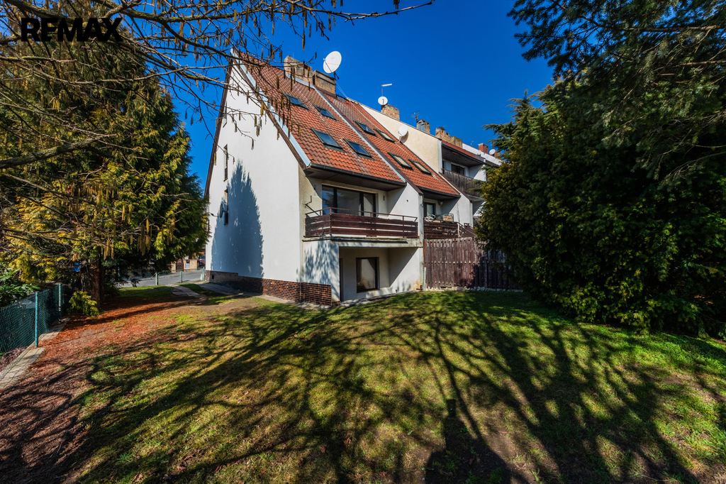 1. Pohled na dům ze zahrady