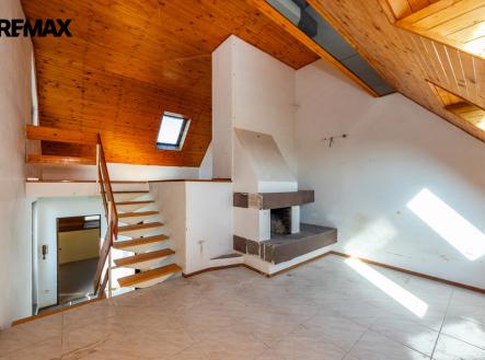 2. Místnost s krbem 4. NP domu | Prodej - dům/vila, 229 m²