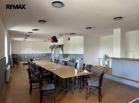 Místnost s barem | Pronájem - obchodní prostor, 750 m²
