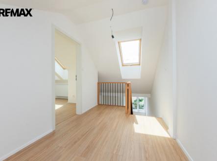 4. Galerie v 8. NP a schodiště do 7. NP | Prodej bytu, 3+kk, 71 m²