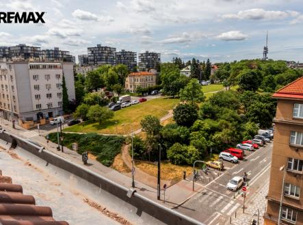 4. Západní výhled z ložnice v 8. NP | Prodej bytu, 2+kk, 45 m²