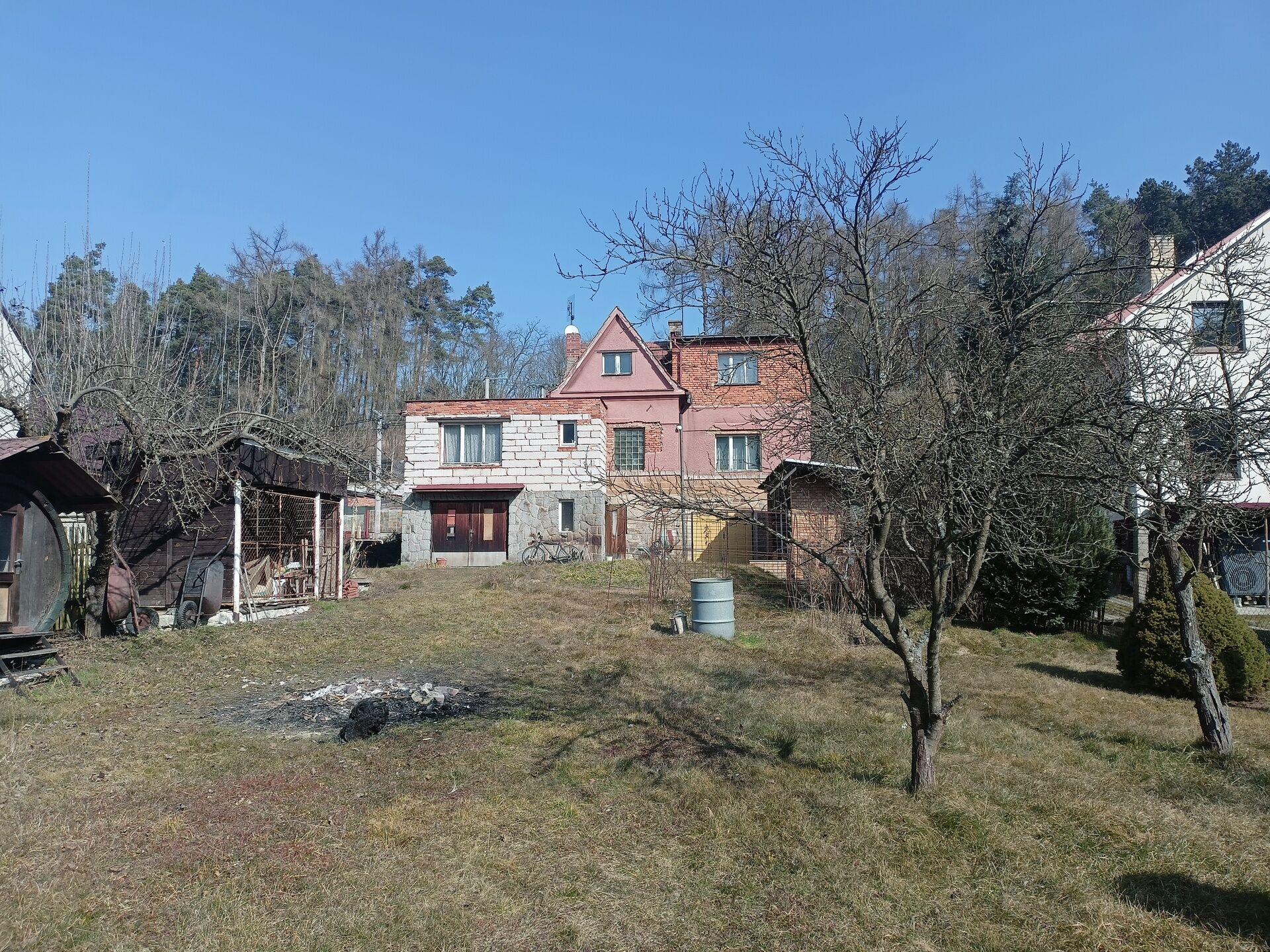 Výjimečný stavební pozemek 1 030 m² v klidné části Záluží (Třemošná)