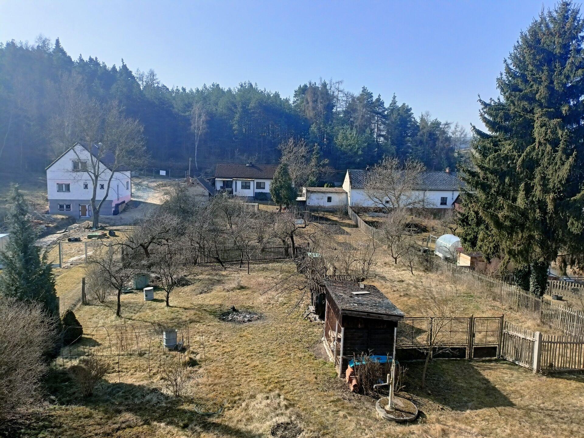 Výjimečný stavební pozemek 1 030 m² v klidné části Záluží (Třemošná)