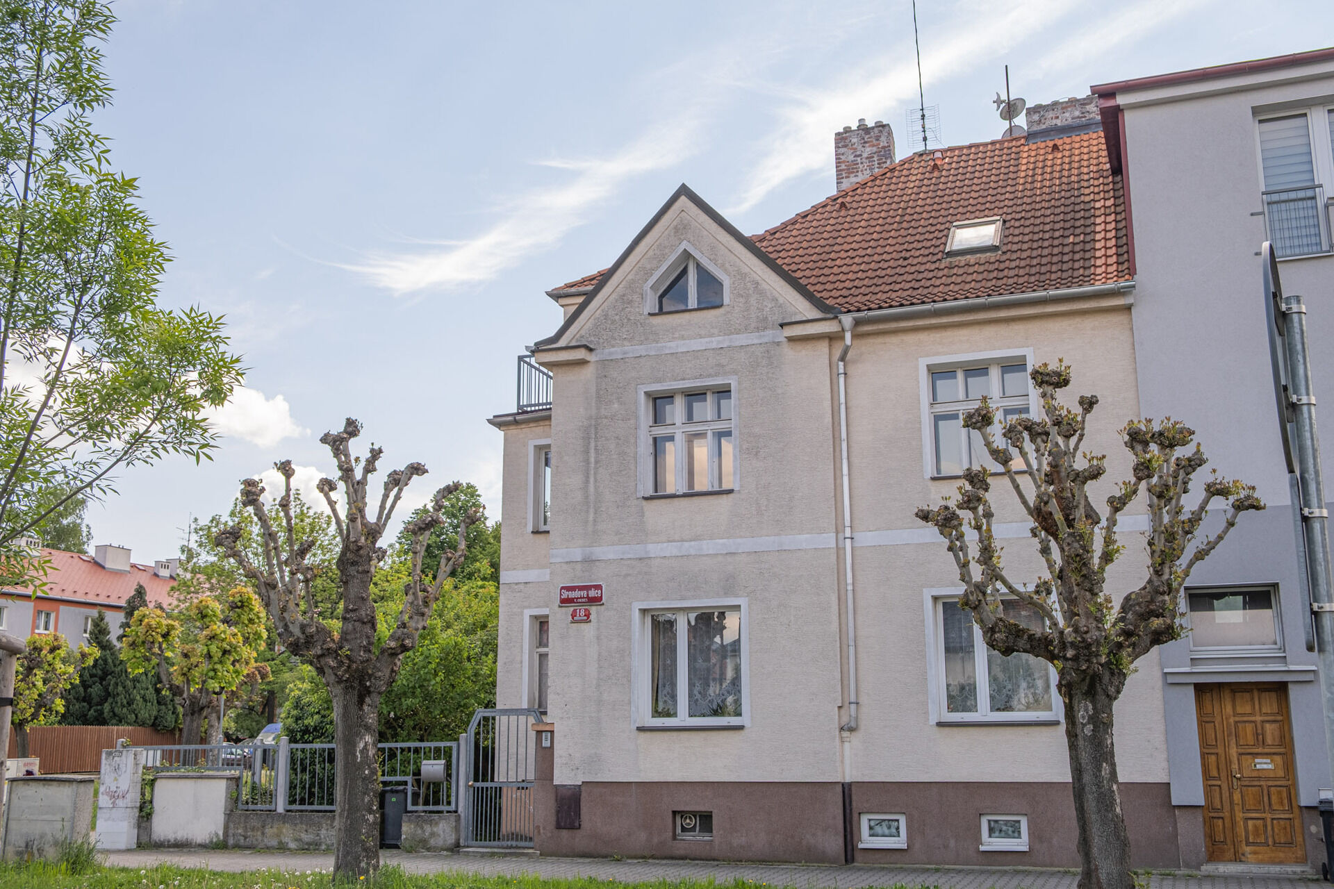 Prostorný vícegenerační dům se 2 garážemi a zahradou v žádané lokalitě Plzeň – Slovany
