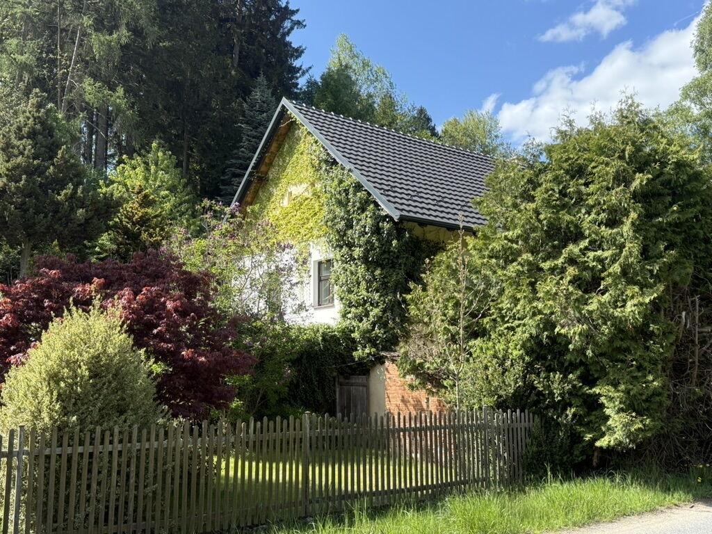 Dům s rozsáhlým pozemkem v malebné krajině Hnačova