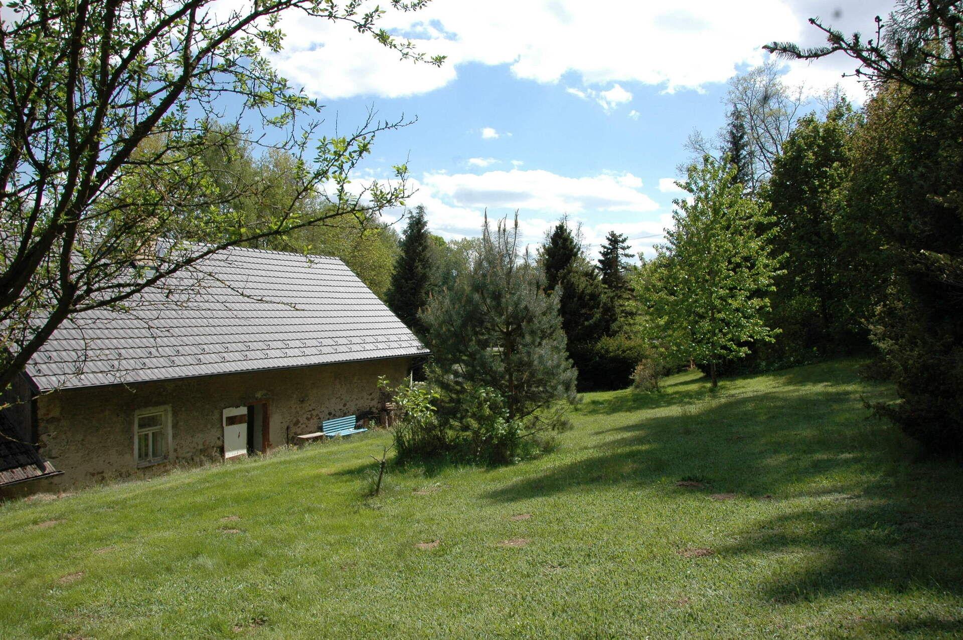 Dům s rozsáhlým pozemkem v malebné krajině Hnačova